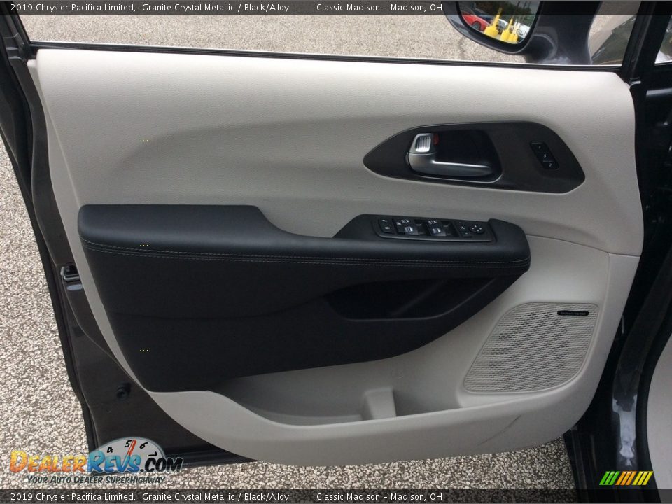 2019 Chrysler Pacifica Limited Granite Crystal Metallic / Black/Alloy Photo #8
