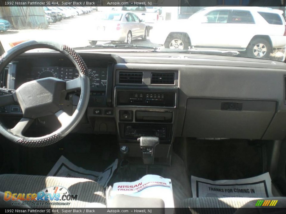 1992 Nissan Pathfinder SE 4x4 Super Black / Black Photo #12
