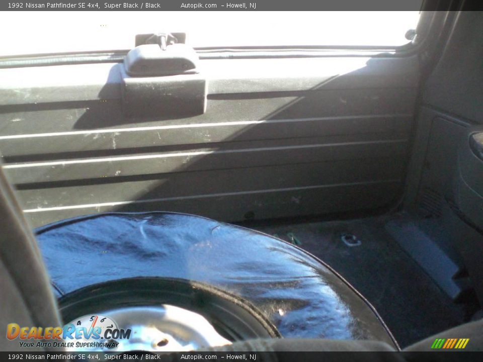 1992 Nissan Pathfinder SE 4x4 Super Black / Black Photo #18