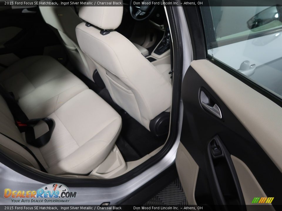 2015 Ford Focus SE Hatchback Ingot Silver Metallic / Charcoal Black Photo #35
