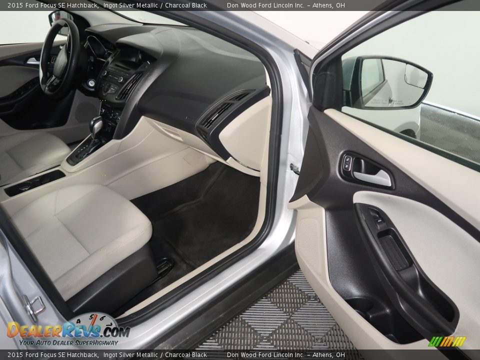 2015 Ford Focus SE Hatchback Ingot Silver Metallic / Charcoal Black Photo #36