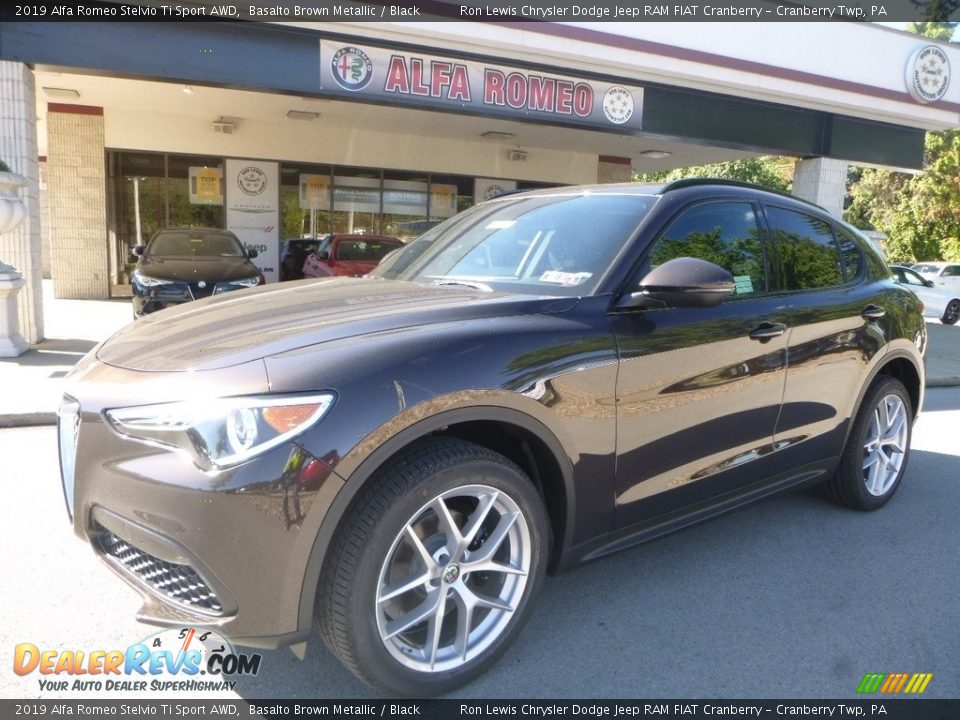 Front 3/4 View of 2019 Alfa Romeo Stelvio Ti Sport AWD Photo #2