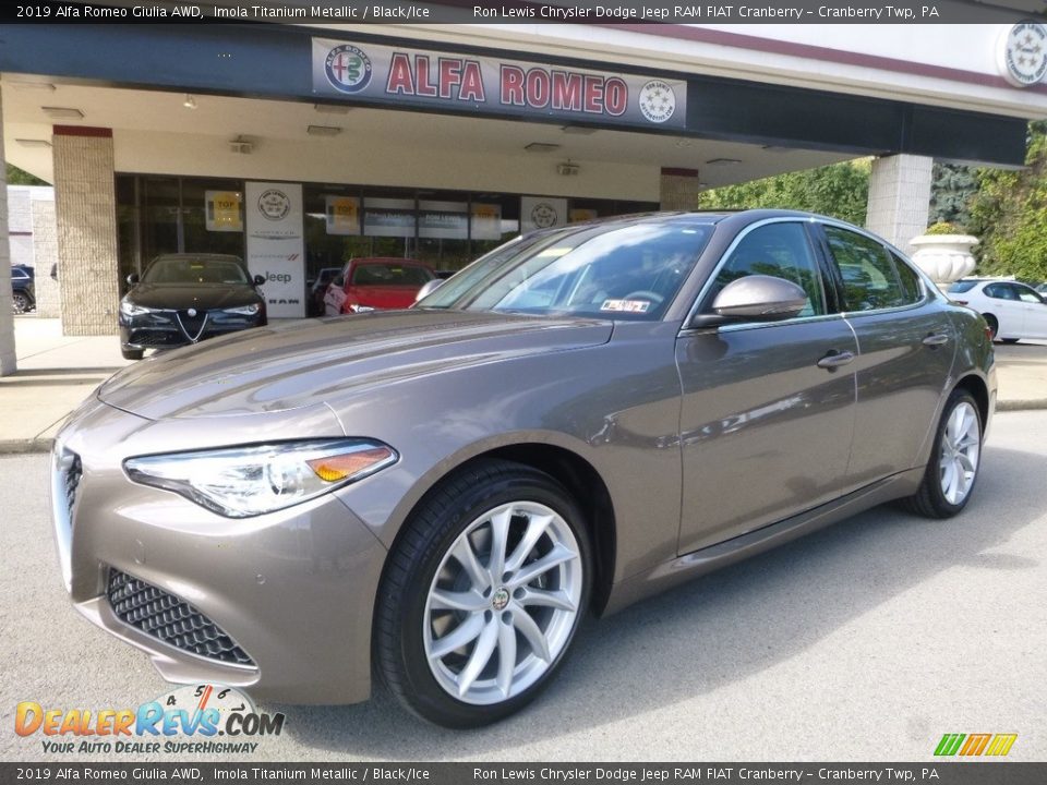 Front 3/4 View of 2019 Alfa Romeo Giulia AWD Photo #2