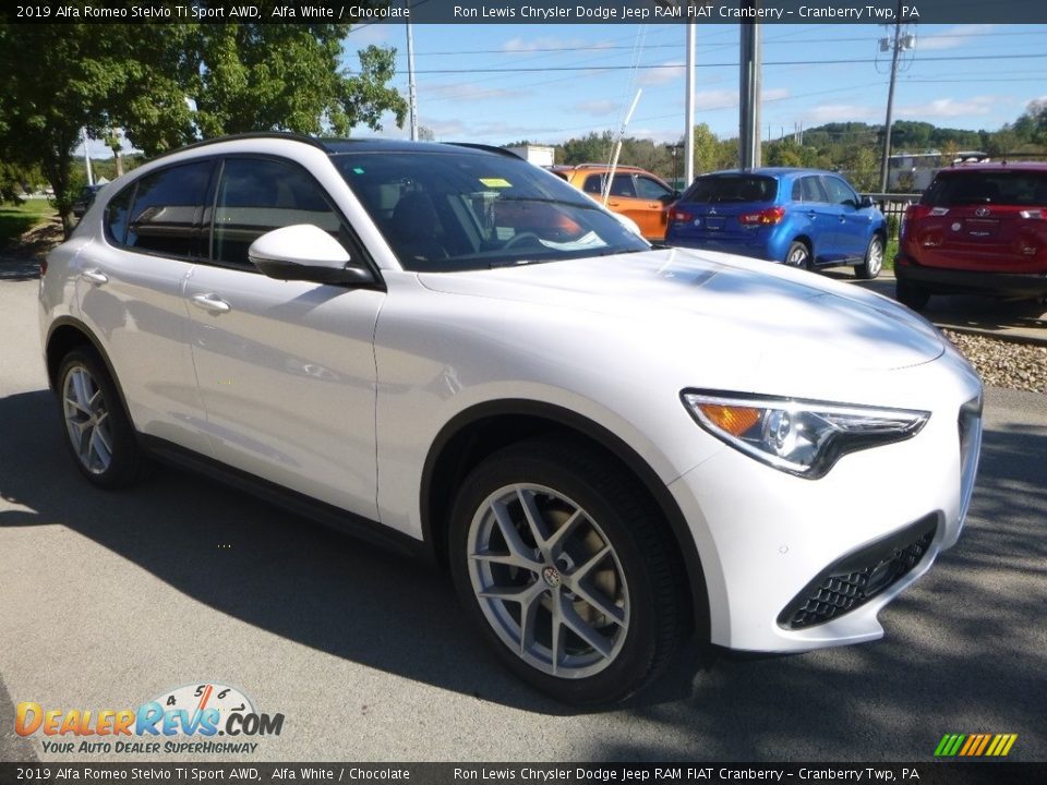 Front 3/4 View of 2019 Alfa Romeo Stelvio Ti Sport AWD Photo #11