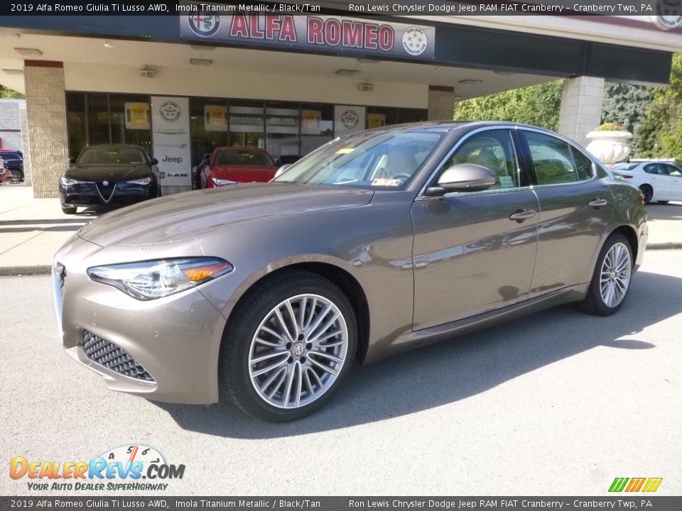 Front 3/4 View of 2019 Alfa Romeo Giulia Ti Lusso AWD Photo #2