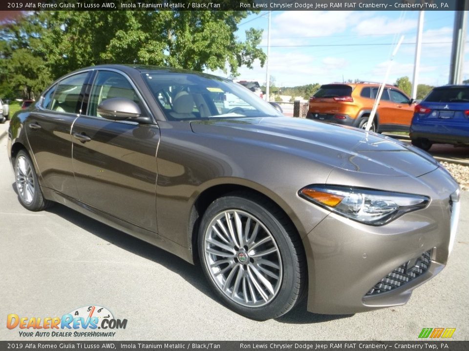 Front 3/4 View of 2019 Alfa Romeo Giulia Ti Lusso AWD Photo #12