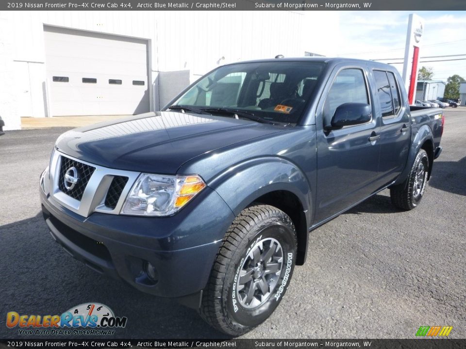 Front 3/4 View of 2019 Nissan Frontier Pro-4X Crew Cab 4x4 Photo #8