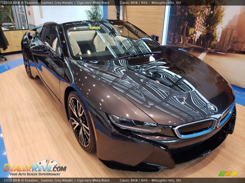 Front 3/4 View of 2019 BMW i8 Roadster Photo #1