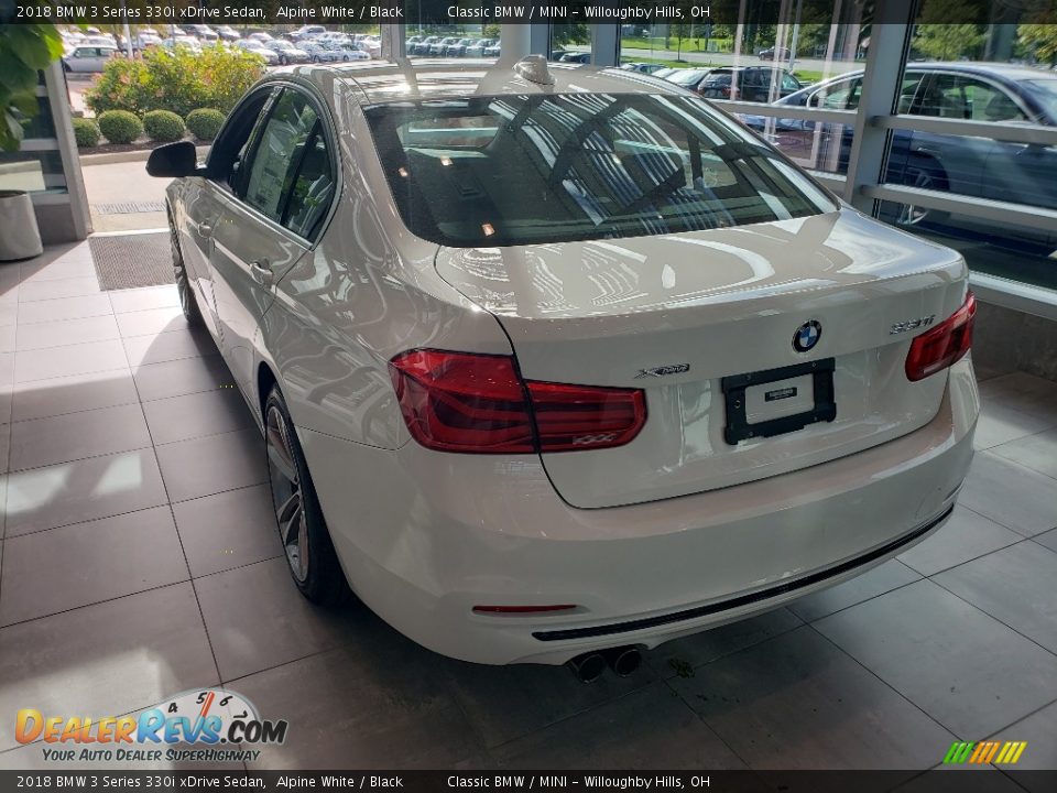 2018 BMW 3 Series 330i xDrive Sedan Alpine White / Black Photo #2