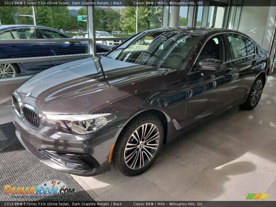 Front 3/4 View of 2019 BMW 5 Series 530i xDrive Sedan Photo #3