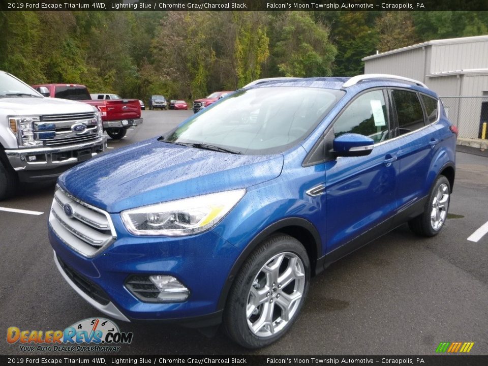 Front 3/4 View of 2019 Ford Escape Titanium 4WD Photo #5