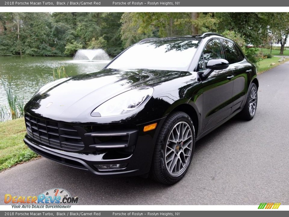 Front 3/4 View of 2018 Porsche Macan Turbo Photo #8