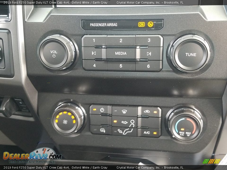 2019 Ford F250 Super Duty XLT Crew Cab 4x4 Oxford White / Earth Gray Photo #16