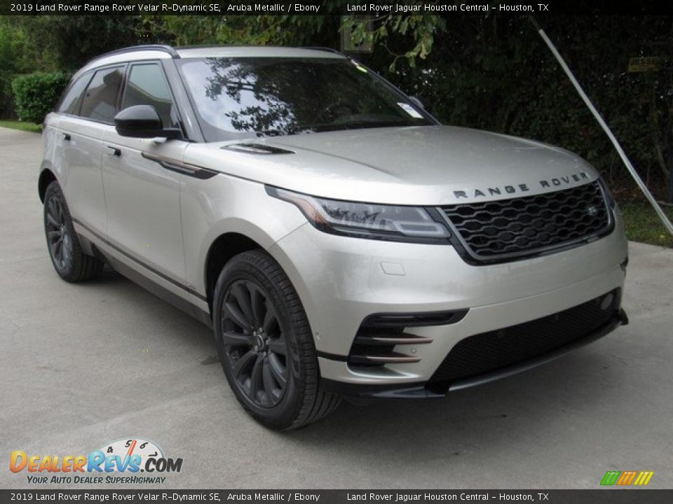 Front 3/4 View of 2019 Land Rover Range Rover Velar R-Dynamic SE Photo #2