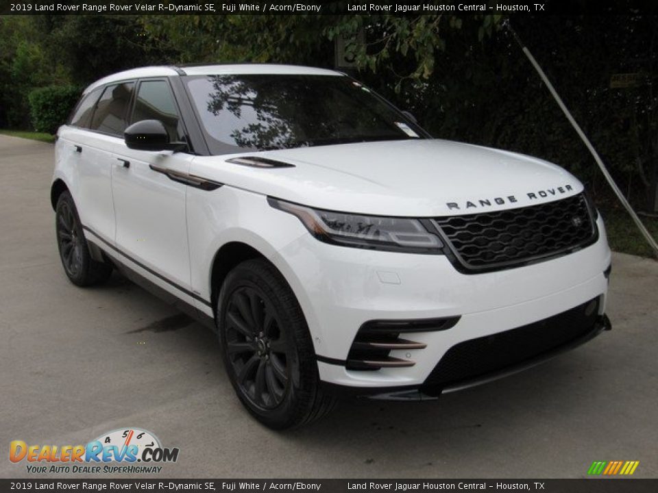 Front 3/4 View of 2019 Land Rover Range Rover Velar R-Dynamic SE Photo #2