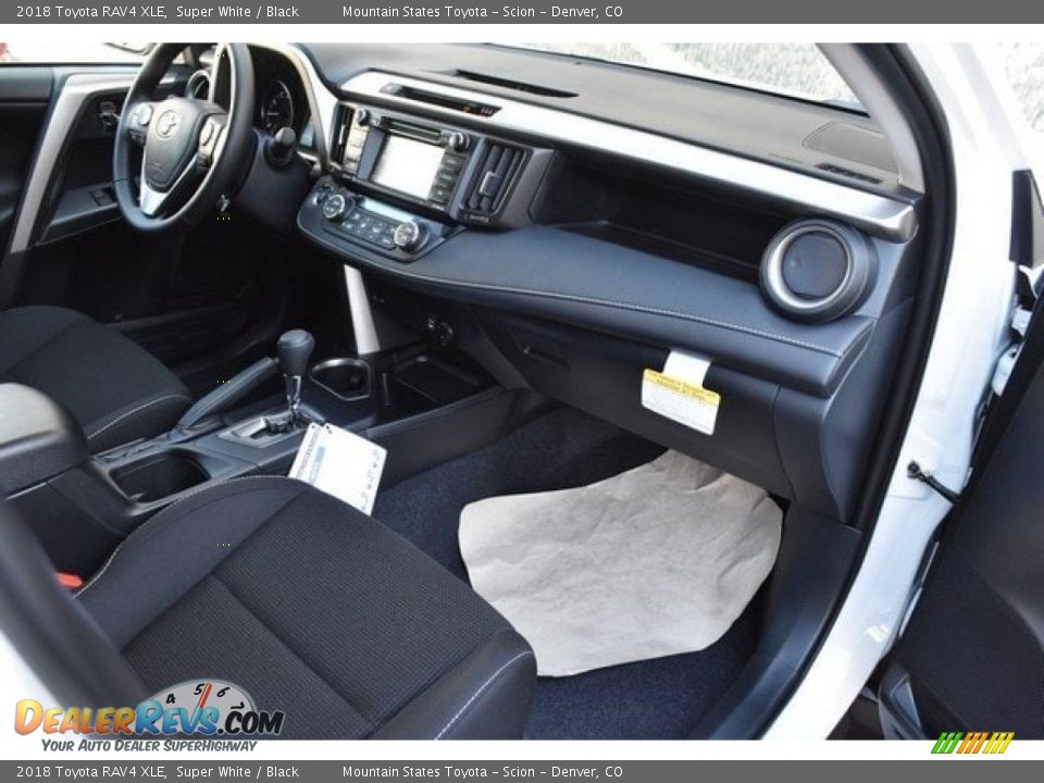 2018 Toyota RAV4 XLE Super White / Black Photo #11