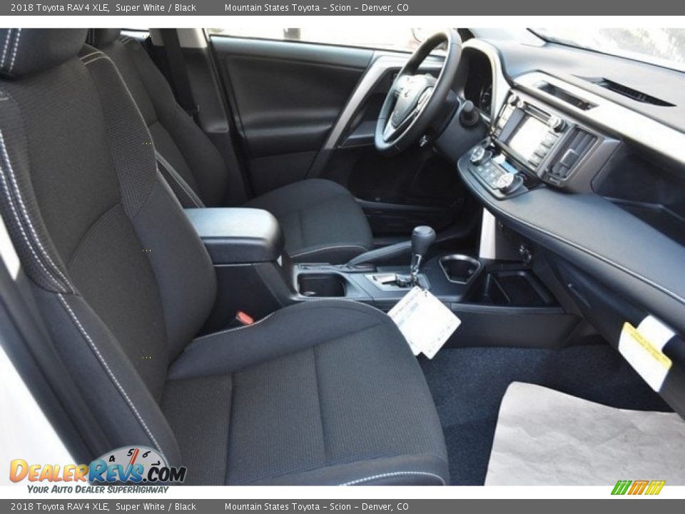 2018 Toyota RAV4 XLE Super White / Black Photo #12
