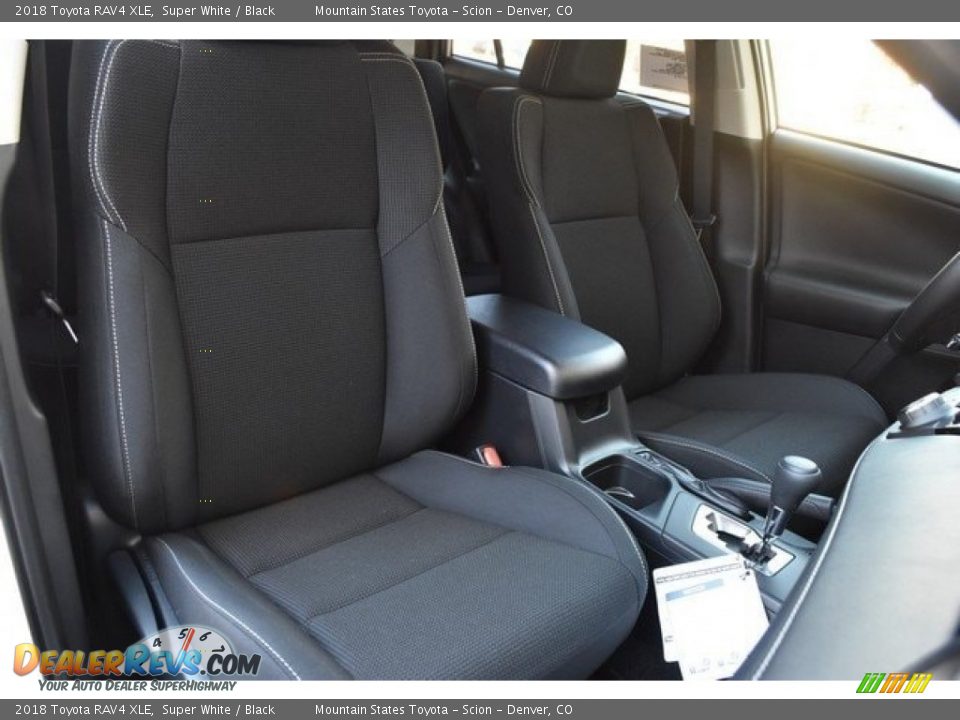 2018 Toyota RAV4 XLE Super White / Black Photo #13