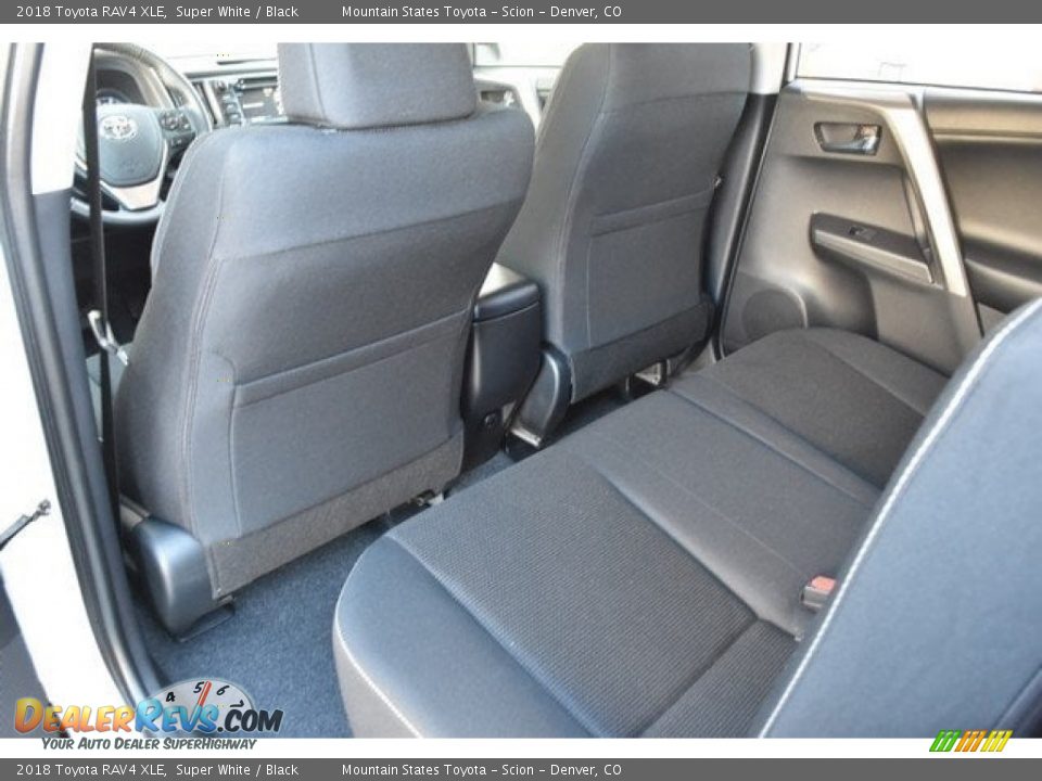 2018 Toyota RAV4 XLE Super White / Black Photo #14