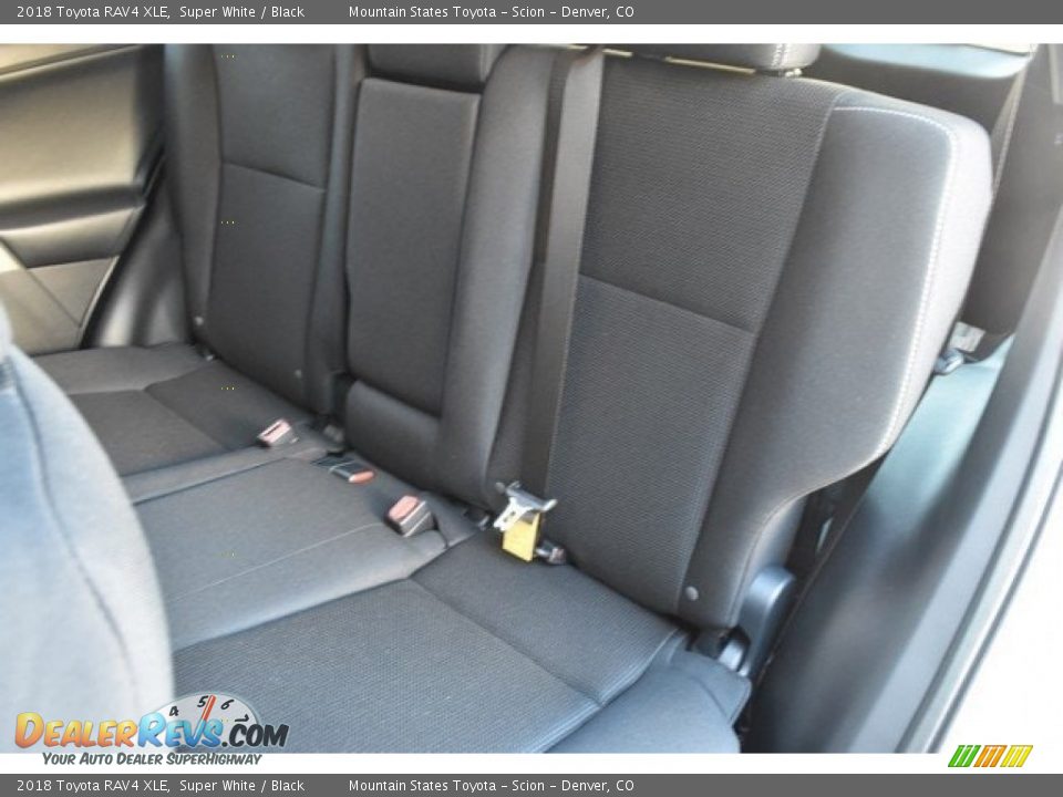 2018 Toyota RAV4 XLE Super White / Black Photo #16