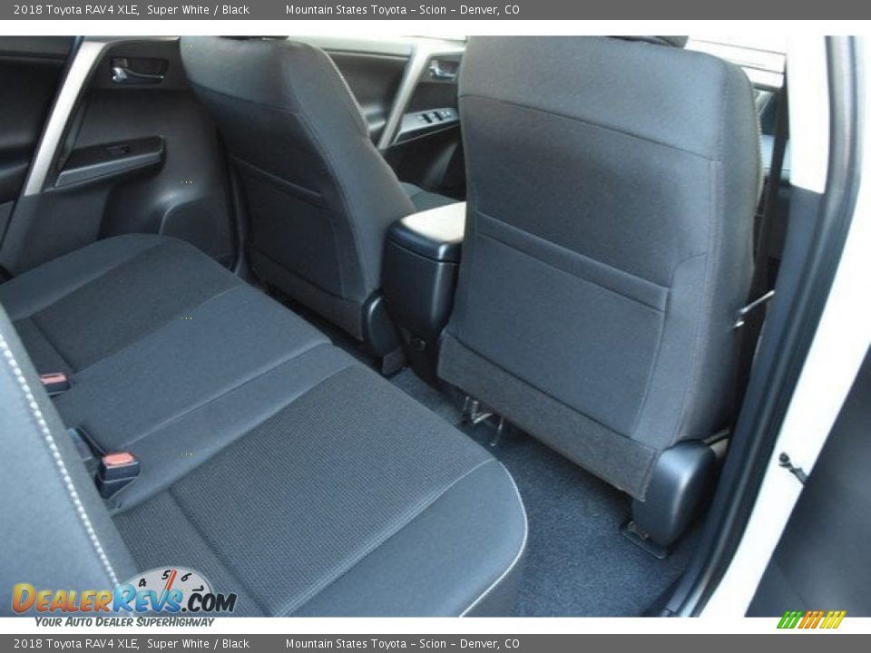 2018 Toyota RAV4 XLE Super White / Black Photo #17