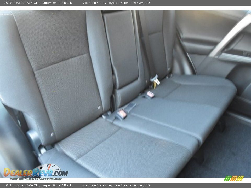 2018 Toyota RAV4 XLE Super White / Black Photo #19