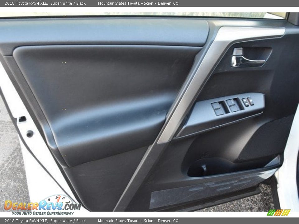 2018 Toyota RAV4 XLE Super White / Black Photo #20