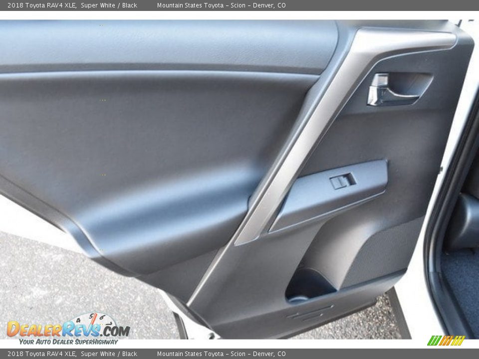 2018 Toyota RAV4 XLE Super White / Black Photo #21