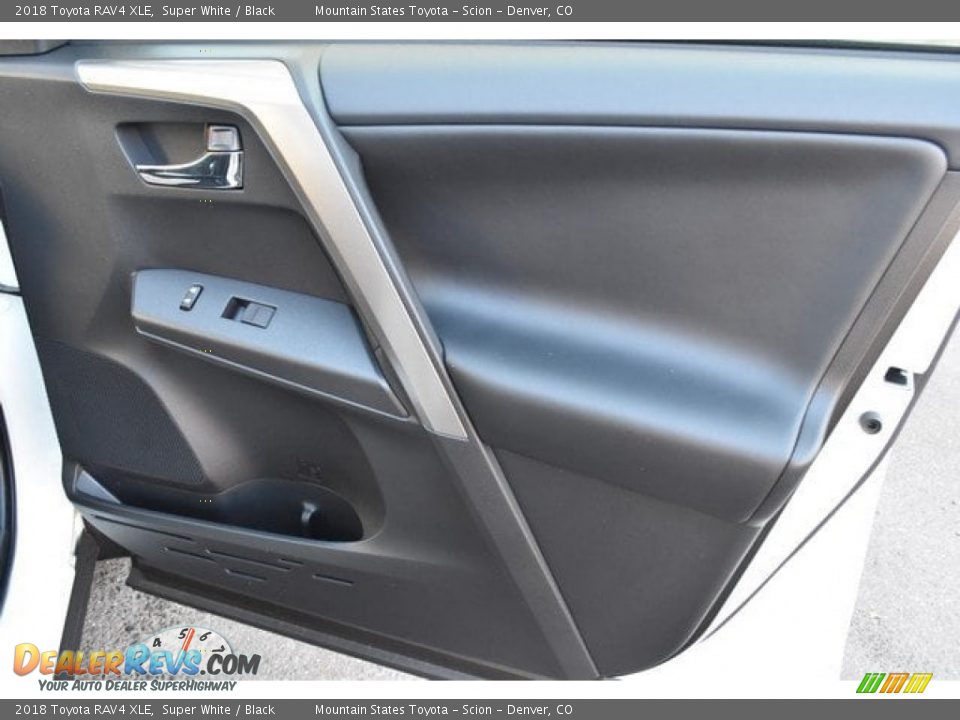 2018 Toyota RAV4 XLE Super White / Black Photo #22
