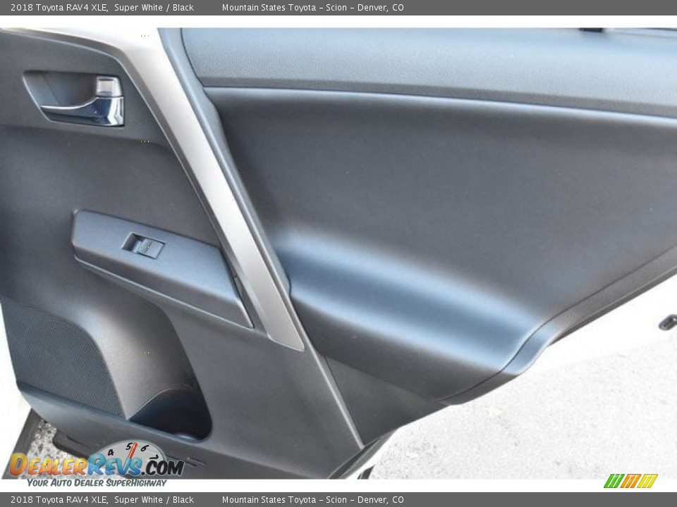 2018 Toyota RAV4 XLE Super White / Black Photo #23