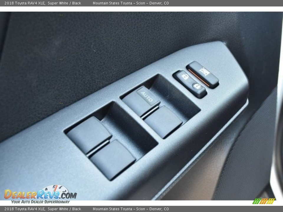2018 Toyota RAV4 XLE Super White / Black Photo #24