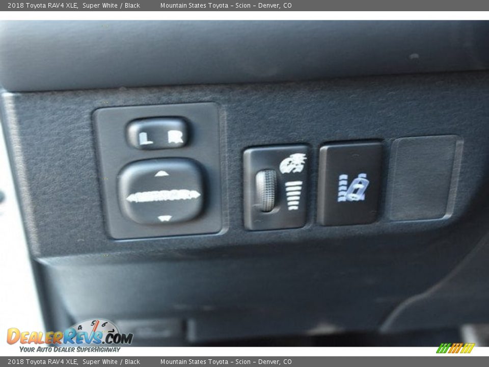 2018 Toyota RAV4 XLE Super White / Black Photo #25