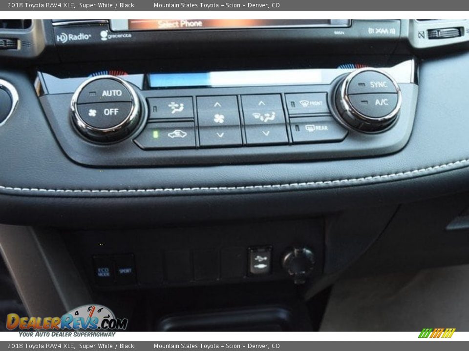 2018 Toyota RAV4 XLE Super White / Black Photo #30