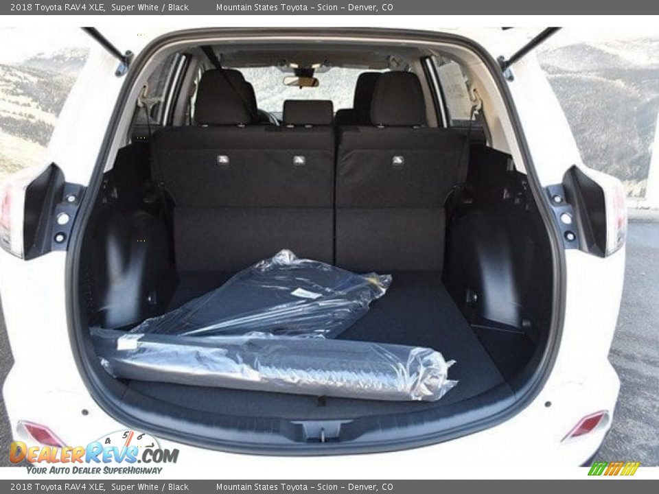 2018 Toyota RAV4 XLE Super White / Black Photo #31