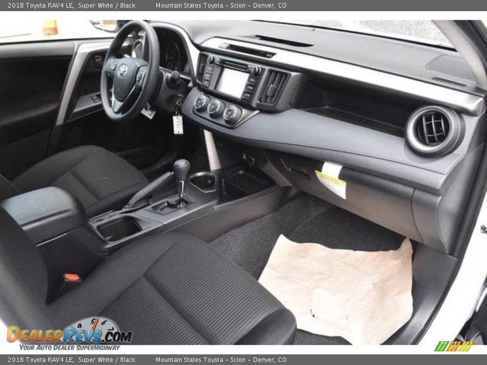 2018 Toyota RAV4 LE Super White / Black Photo #10