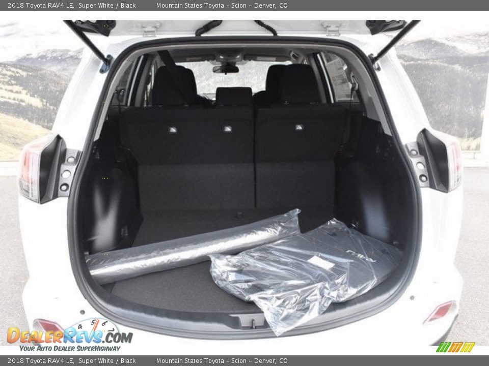 2018 Toyota RAV4 LE Super White / Black Photo #30
