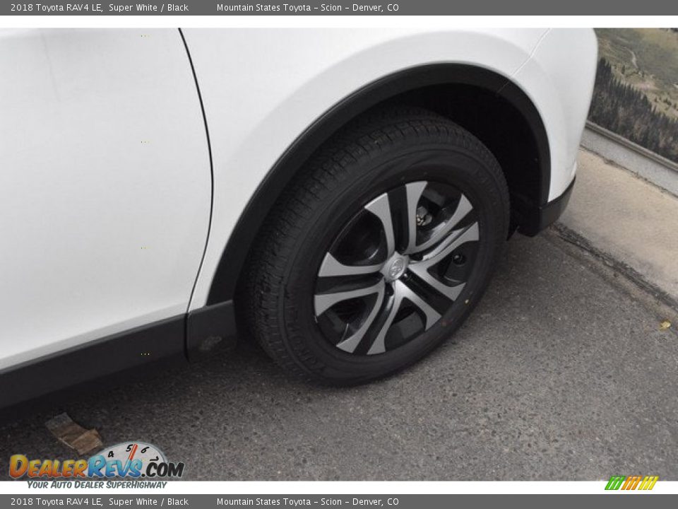 2018 Toyota RAV4 LE Super White / Black Photo #35