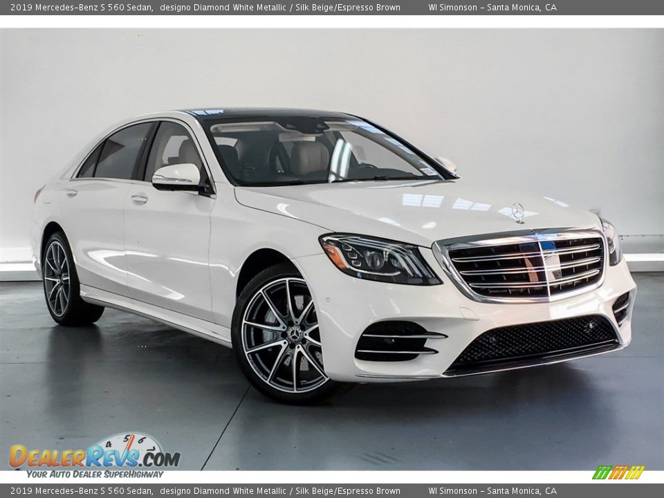 Front 3/4 View of 2019 Mercedes-Benz S 560 Sedan Photo #12