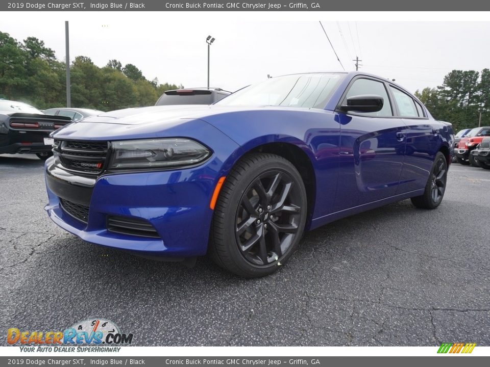 Front 3/4 View of 2019 Dodge Charger SXT Photo #3