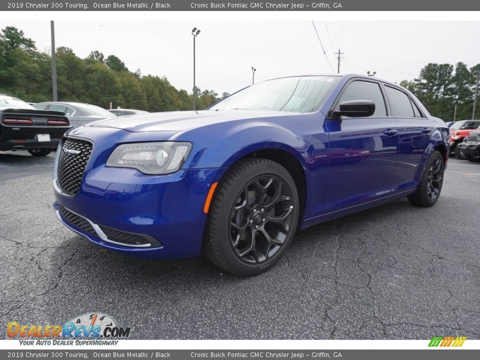 Front 3/4 View of 2019 Chrysler 300 Touring Photo #3
