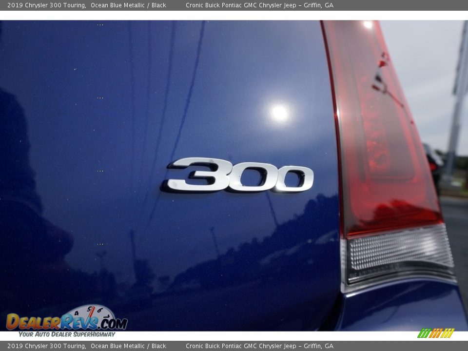 2019 Chrysler 300 Touring Logo Photo #13