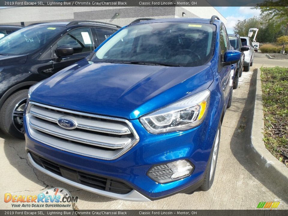 Front 3/4 View of 2019 Ford Escape SEL Photo #1