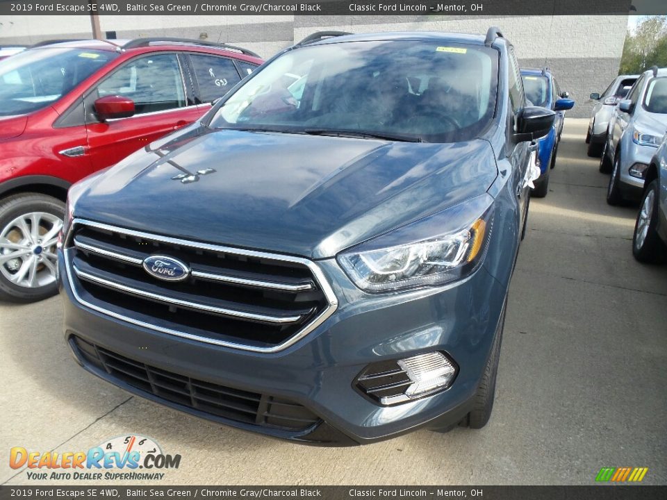 Front 3/4 View of 2019 Ford Escape SE 4WD Photo #1