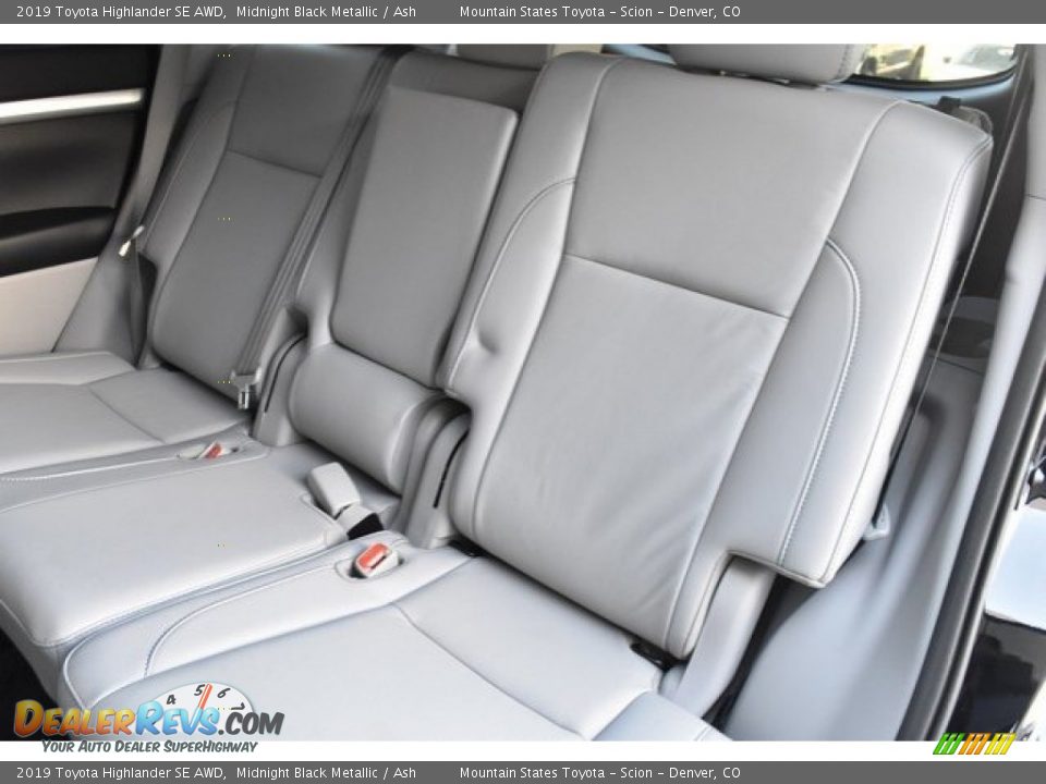 Rear Seat of 2019 Toyota Highlander SE AWD Photo #16