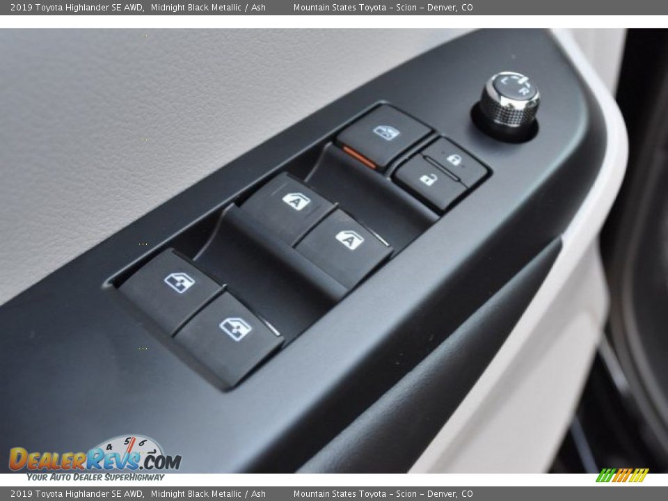 Controls of 2019 Toyota Highlander SE AWD Photo #27