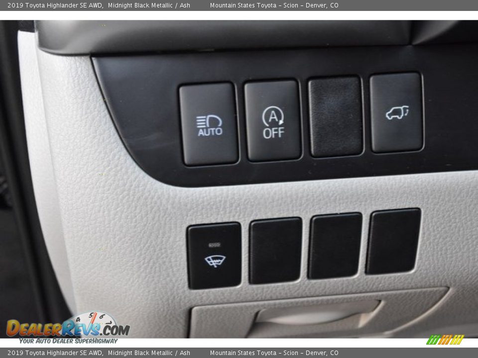 Controls of 2019 Toyota Highlander SE AWD Photo #28