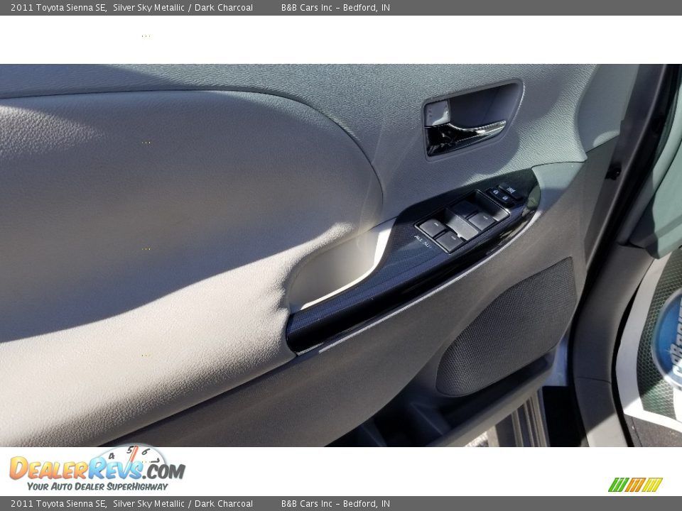 2011 Toyota Sienna SE Silver Sky Metallic / Dark Charcoal Photo #11
