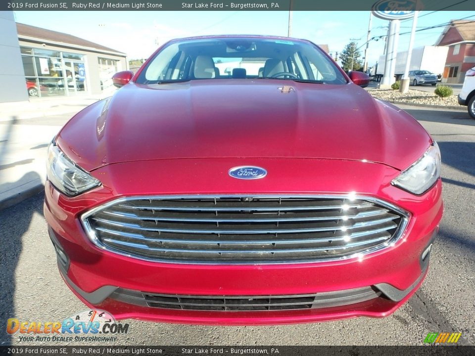 2019 Ford Fusion SE Ruby Red / Medium Light Stone Photo #2