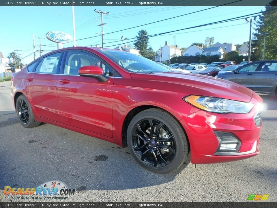 Front 3/4 View of 2019 Ford Fusion SE Photo #3