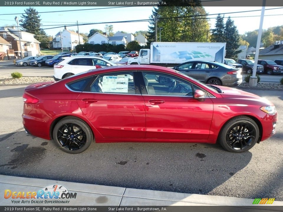 2019 Ford Fusion SE Ruby Red / Medium Light Stone Photo #4